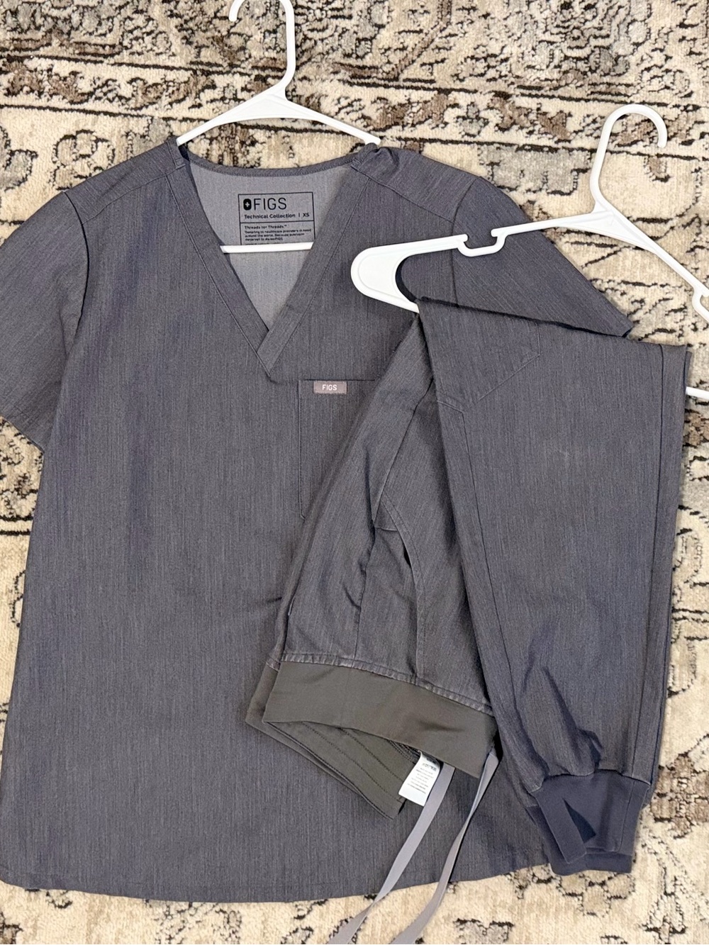 Figs Graphite XS Top/ XSP Zamora joggers V-Neck Scrub Top and Pants